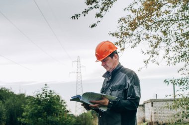 Elektrik santralinde duran erkek mühendis.