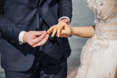 Nikah töreninde yüzükleri giydiriyorum. Nikah yüzükleri, nikah töreni..