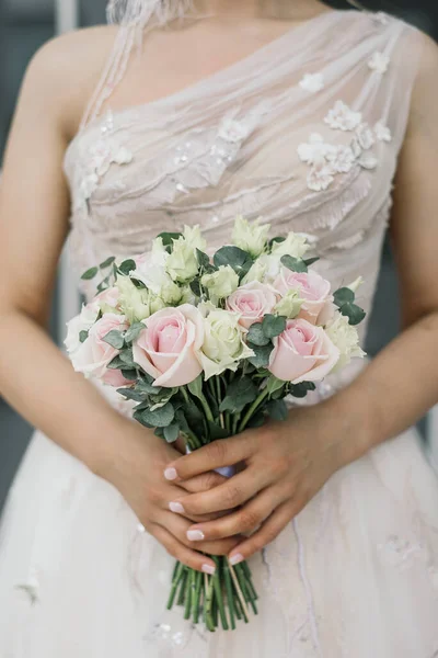 花嫁の手で結婚式の花束を閉じます — ストック写真
