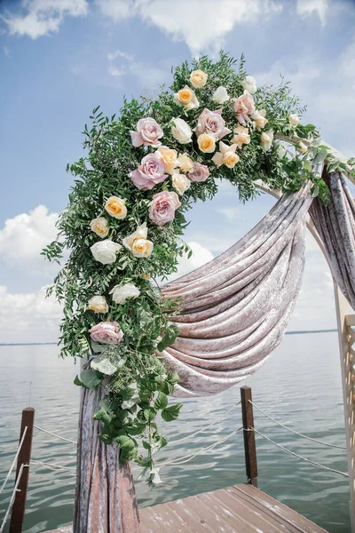 Boog Voor Huwelijksceremonie Versierd Met Stof Bloemen — Stockfoto