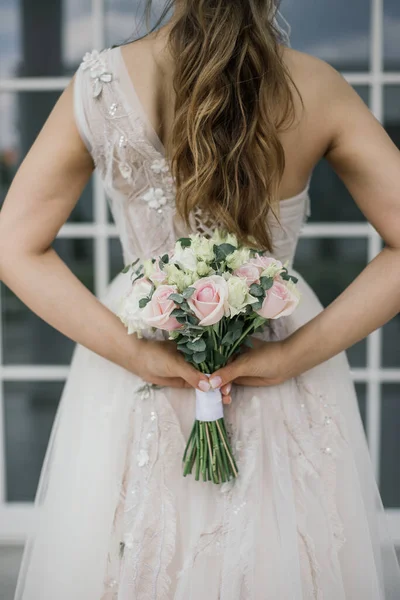 Buquê Casamento Nas Mãos Noiva Close — Fotografia de Stock