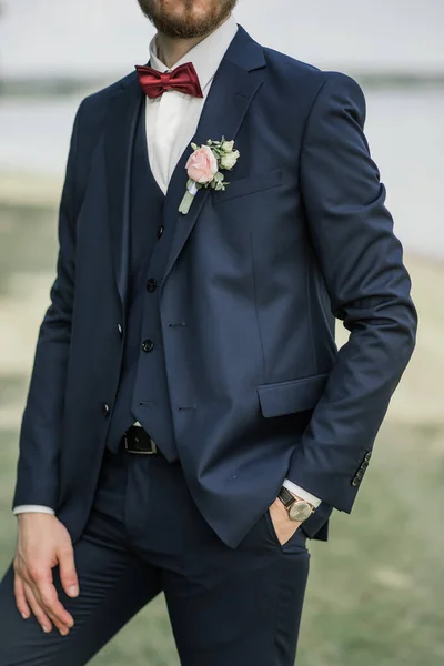 婚礼当天新郎的详细情况 Groom Boutonniere — 图库照片