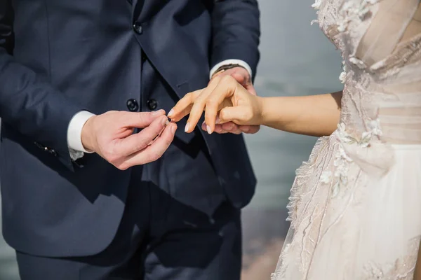 結婚式の終わりにリングをドレスアップ結婚指輪 結婚式 — ストック写真