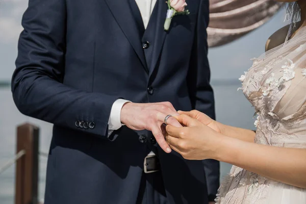 Öltöztetős Gyűrűk Esküvői Ceremónia Közel Jegygyűrűk Esküvői Ceremónia — Stock Fotó