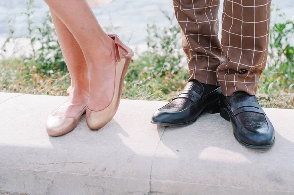 Gelinin ve damadın ayakları. Düğün çifti.