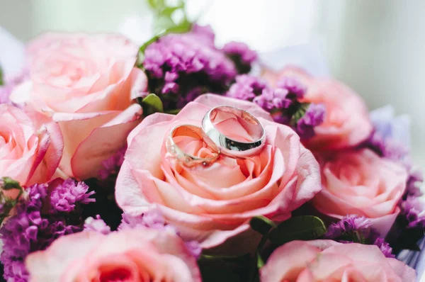 Zarif bir gelin tarafından tutulan pembe gül buketinin yakın çekimi.