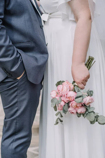 新娘手里拿着结婚花束 关上门 — 图库照片