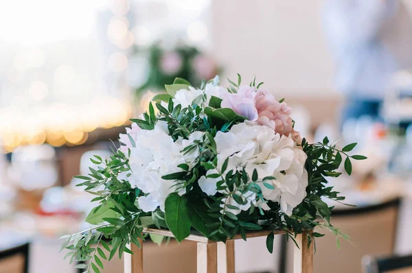 Lüks bir düğün resepsiyonunda masa ayarı.