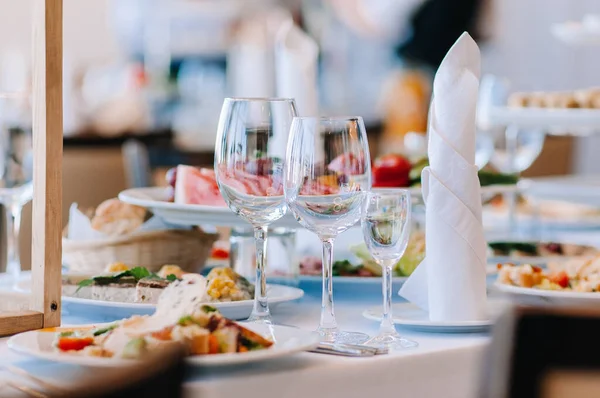 Gala büfesinde bir kadeh şampanya.