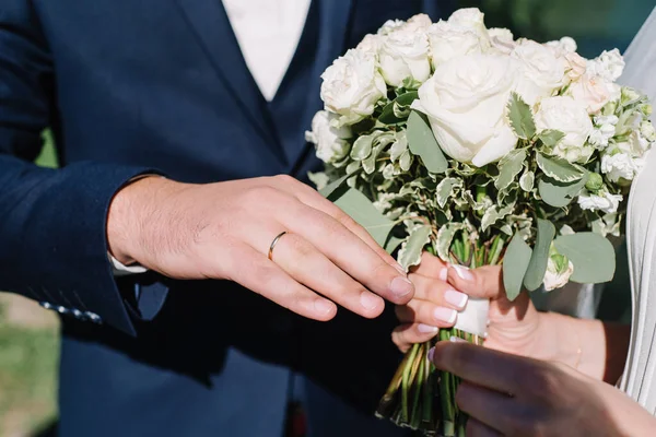 結婚式の終わりにリングをドレスアップ結婚指輪 結婚式 — ストック写真