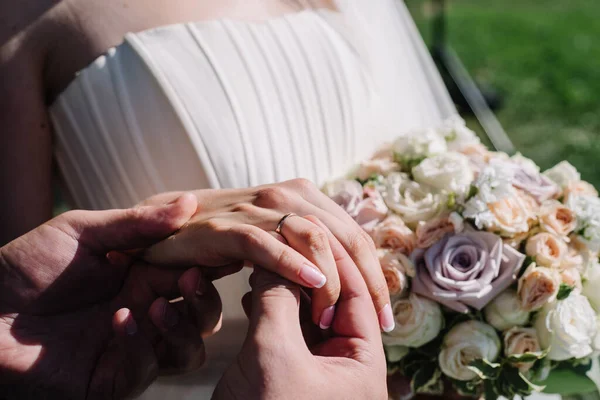 Öltöztetős Gyűrűk Esküvői Ceremónia Közel Jegygyűrűk Esküvői Ceremónia — Stock Fotó