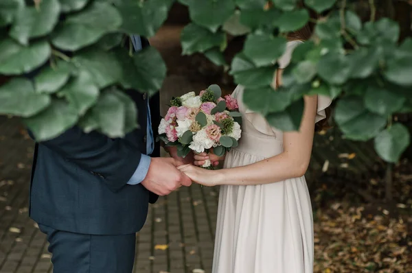 Casamento Noivo Terno Noiva Vestido Branco Lado Lado Estão Segurando — Fotografia de Stock