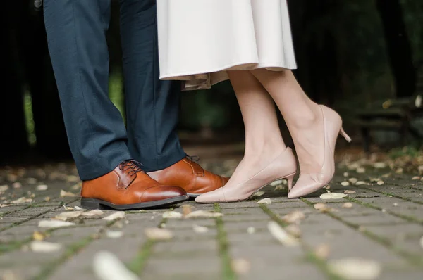 结婚的夫妇 新娘和新郎的脚 婚纱鞋 — 图库照片