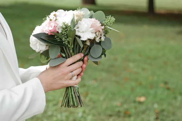 Tulipanes Boda Ramo Rosas Las Manos Novia Ramo Flores Boda — Foto de Stock