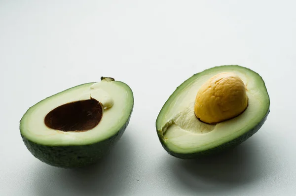 Gehele Halve Avocado Geïsoleerd Witte Achtergrond — Stockfoto