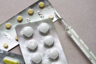 Sıcaklık için tıbbi ilaçlar ve termometre