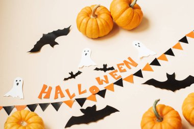 Cadılar Bayramı ve dekorasyon konsepti - beyaz arka planda uçan kartondan yapılmış siyah kağıt yarasalar ve kağıt kartlar