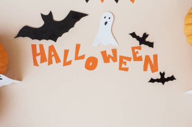 Cadılar Bayramı ve dekorasyon konsepti - beyaz arka planda uçan kartondan yapılmış siyah kağıt yarasalar ve kağıt kartlar