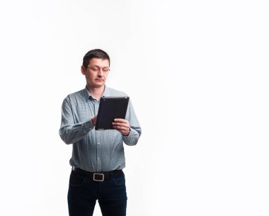 Yakışıklı, entellektüel, olgun bir adamın portresi. El ele tutuşmuş, bilgi topluyor, e-bankacılık bilgilerini inceliyor. Açık gri renkli pastel arka plan üzerinde izole edilmiş.