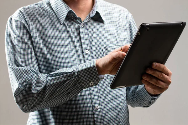 Gri arkaplandaki tablet