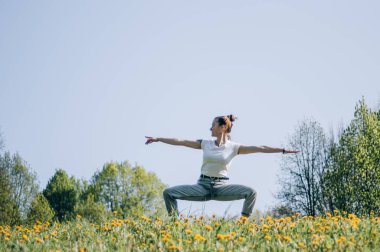 Özgürlük kavramı. Şehir parkında zıplayan mutlu bir kadın. Keyfi yerinde, yaşam tarzı iyi bir kız.
