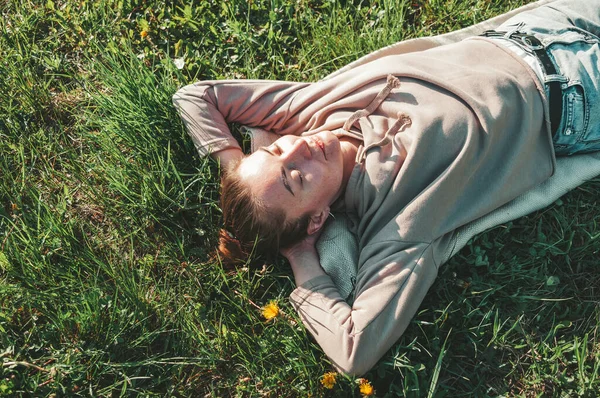 Wanita Muda Yang Cantik Berbaring Lapangan Rumput Hijau Dan Bunga — Stok Foto