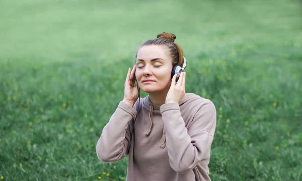 Pretty Young Girl Smiling Pleasure She Listens Music Her Eyes — Stock Photo, Image