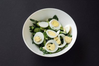 Diyet menüsü. Taze sebzelerden oluşan sağlıklı bir salata. Domates, avokado, roka, yumurta, ıspanak ve kinoa. Düz yatıyordu. Üst görünüm.