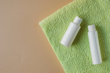 Banyo aksesuarları çeşitli havlu ve sabunlar. Çeşitli banyo aksesuarları. Banyo aksesuarı öğeleri ve sabun