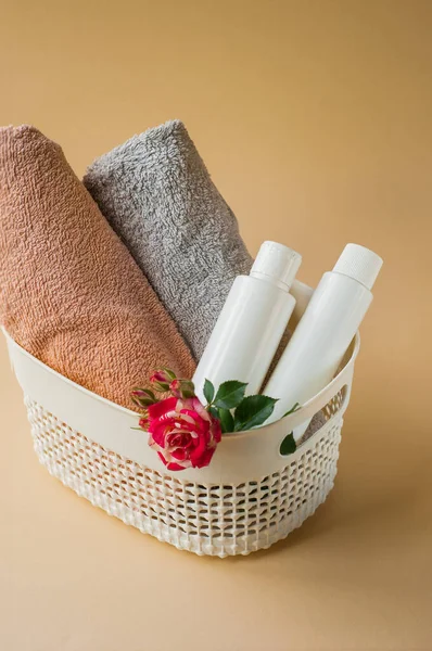 Sağlık merkezindeki masaj masasının üzerine harika bir spa kompozisyonu.