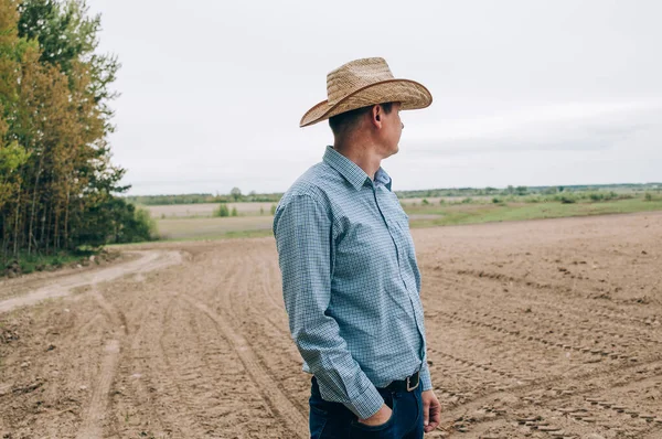 Seorang Petani Agronomis Dengan Celana Jeans Dan Kemeja Berdiri Kembali — Stok Foto
