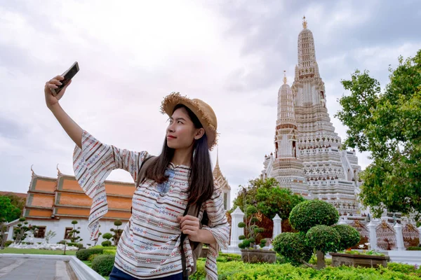 Hermosa Mujer Asiática Selfie Con Teléfono Inteligente Wat Arun Templo — Foto de Stock