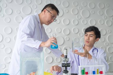 iki veteriner (adam doktorlar) veya araştırmacı çalışma ve araştırma biyoloji ve balık yetiştiriciliği vardır. Bilim laboratuvarı.