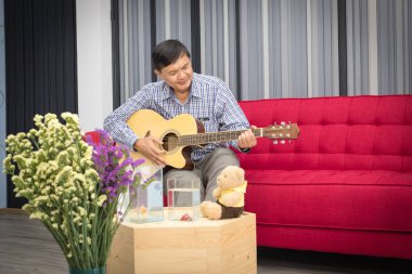 İskambil gitar mutlu oturma odasında kanepede oturan emekli yaşlılar.