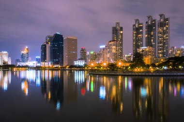 Bangkok, Tayland - 5 Aralık 2017: benjakiti park peyzaj bina geceleri güzel gölet yansıtır