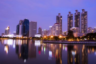 Bangkok, Tayland - 5 Aralık 2017: benjakiti park peyzaj bina geceleri güzel gölet yansıtır