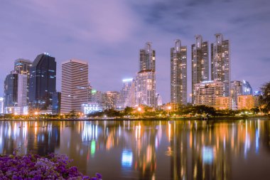 Bangkok, Tayland - 5 Aralık 2017: benjakiti park peyzaj bina geceleri güzel gölet yansıtır