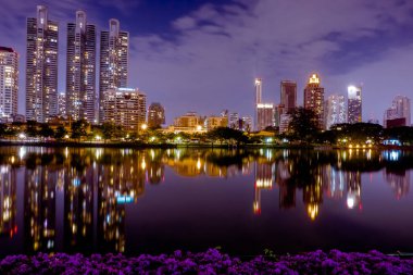 Geceleri bina manzara. Binanın güzel gölet yansıtır. Benjakiti park bangkok Tayland.