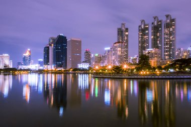 Bangkok, Tayland - 5 Aralık 2017: benjakiti park peyzaj bina geceleri güzel gölet yansıtır