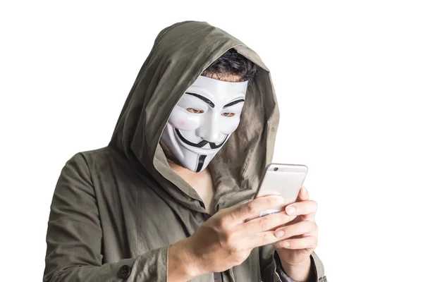 バンコク 2018 ハッカーはローブを着て仮面をかぶる スマート フォンの盗難を使用して サイバー スペース上のデータを攻撃します 白い背景とクリッピング パスの分離 — ストック写真