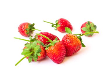 Beyaz arka plan ve kırpma yolu izole taze kırmızı çilek