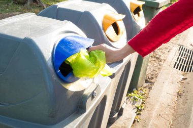 Kadın el plastik torba Geri Dönüşüm Kutusu'na yardım çevre koruma ve atık ayırma atma azaltmak küresel ısınma