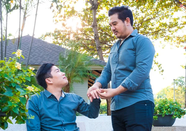 Bir Yüzük Mutlu Aşk Romantik Asya Eşcinsel Çiftler — Stok fotoğraf