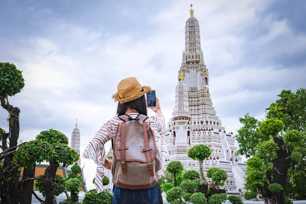 Mujer Asiática Turistas Están Tomando Fotos Con Teléfono Inteligente Templo — Foto de Stock