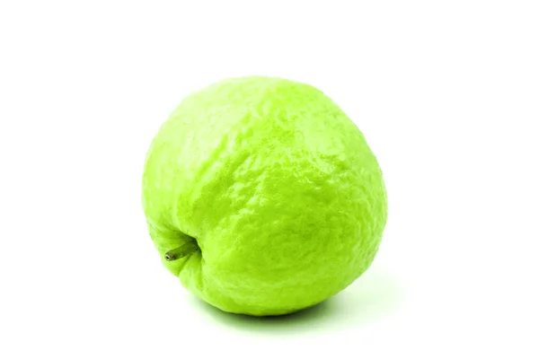 グアバ Psidium Guajava は新鮮な緑色の果実です ビタミンが豊富で酸味があり甘みのある隔離された白い背景とクリッピングパス — ストック写真