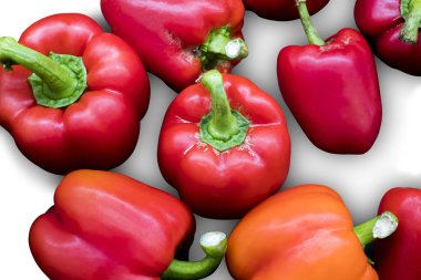 izole taze kırmızı biber veya beyaz zemin üzerine kırmızı biber organik ve beslenme sebze sayılır