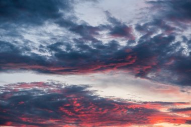 Ne zaman mavi gökyüzü akşam gün batımını. manzarası arka plan.