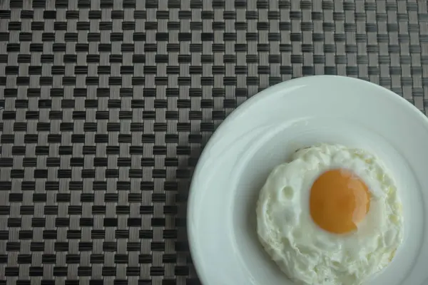 鸡蛋是蛋白质食物 放在白色的盘子里 — 图库照片