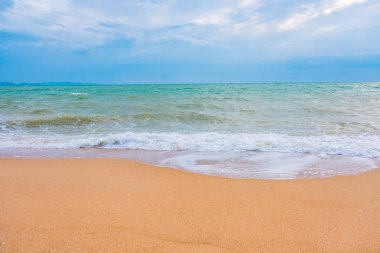 Güzel denizli mavi gökyüzünün yaz tatili manzarası. Kumlu sahilde okyanus dalgası. Tatillerde seyahat için. doğa arkaplanı.