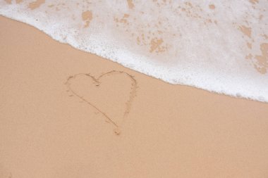 Beraberlik bir kalp sahilde kum üzerinde bir turistik 's. Sevgililer günü aşk sembolü. arka plan ve doku.